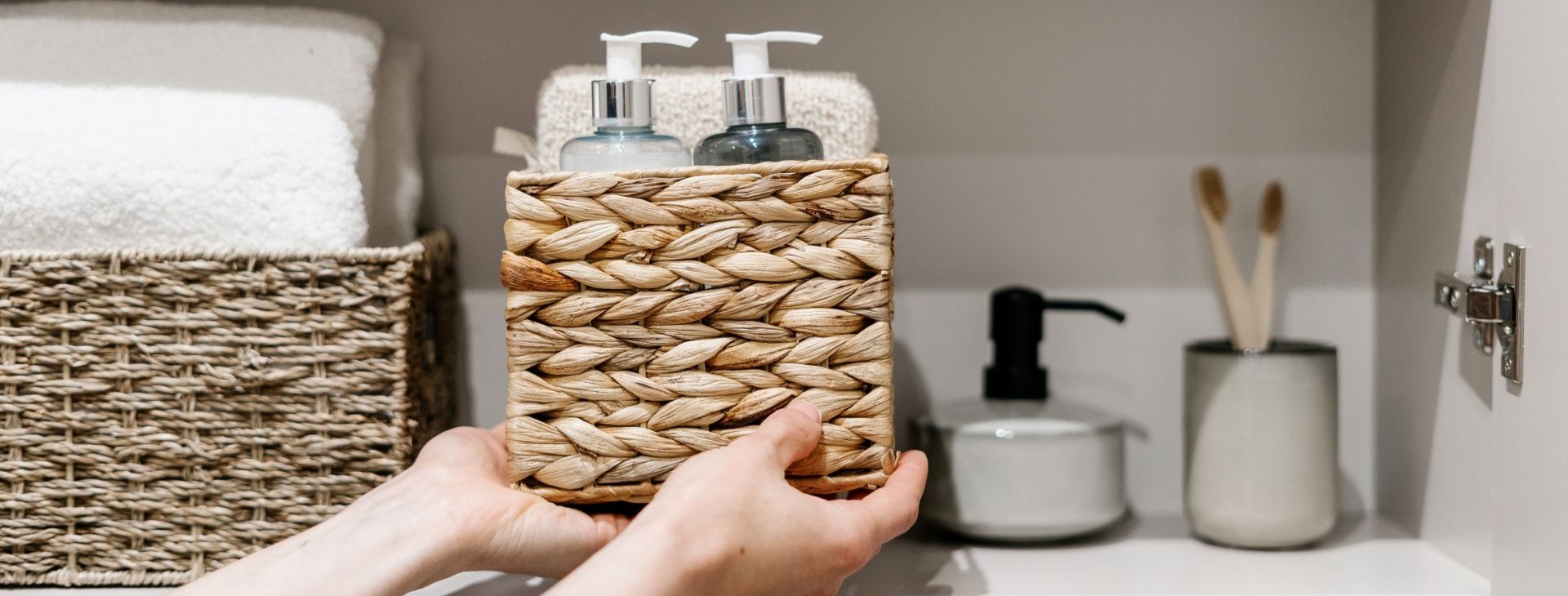 Badkamerkast opruimen en schoonmaken